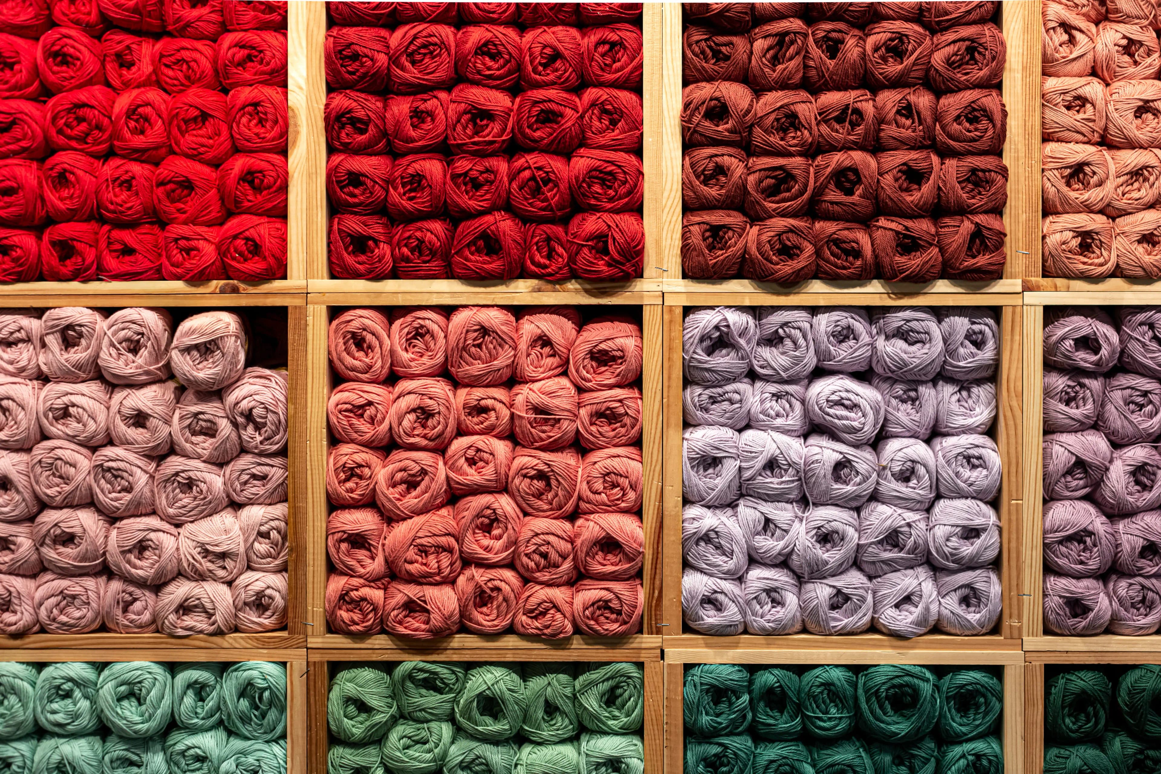 Rollos de tela y textiles de alta calidad apilados